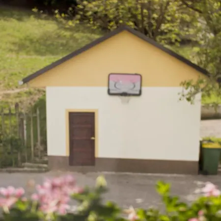 Tourist Farm Mraz ポドチェトルテク