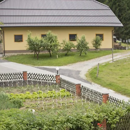 Tourist Farm Mraz ポドチェトルテク